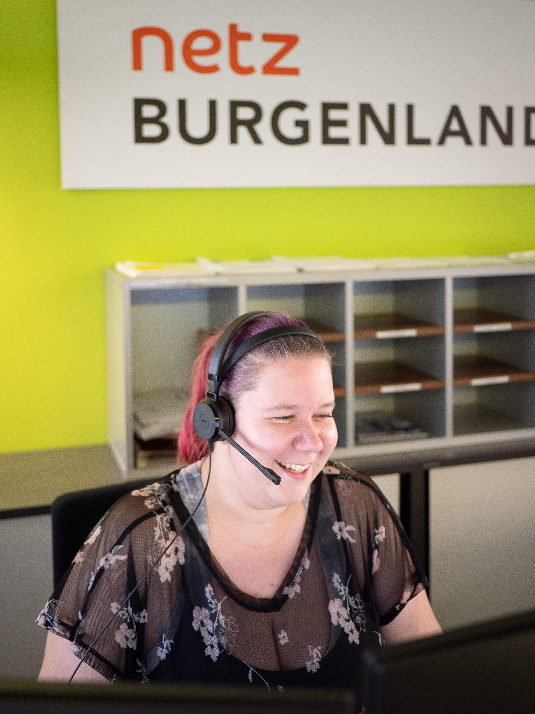 Netz Burgenland Kundendienstmitarbeiterin im Telefongespräch mit einem Kunden