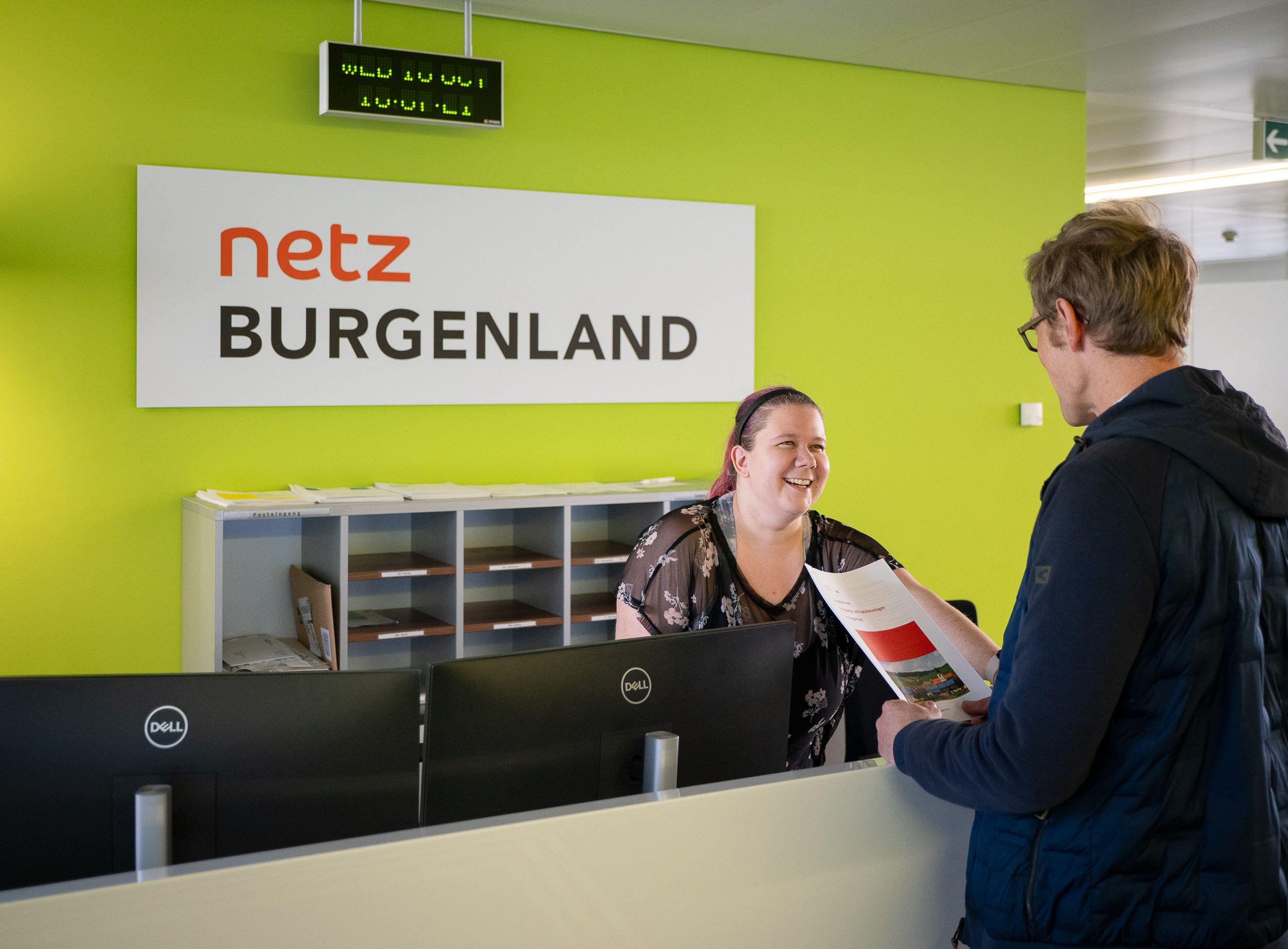 Eine Kundendienstmitarbeiterin von Netz Burgenland im Gespräch mit einem Kunden.