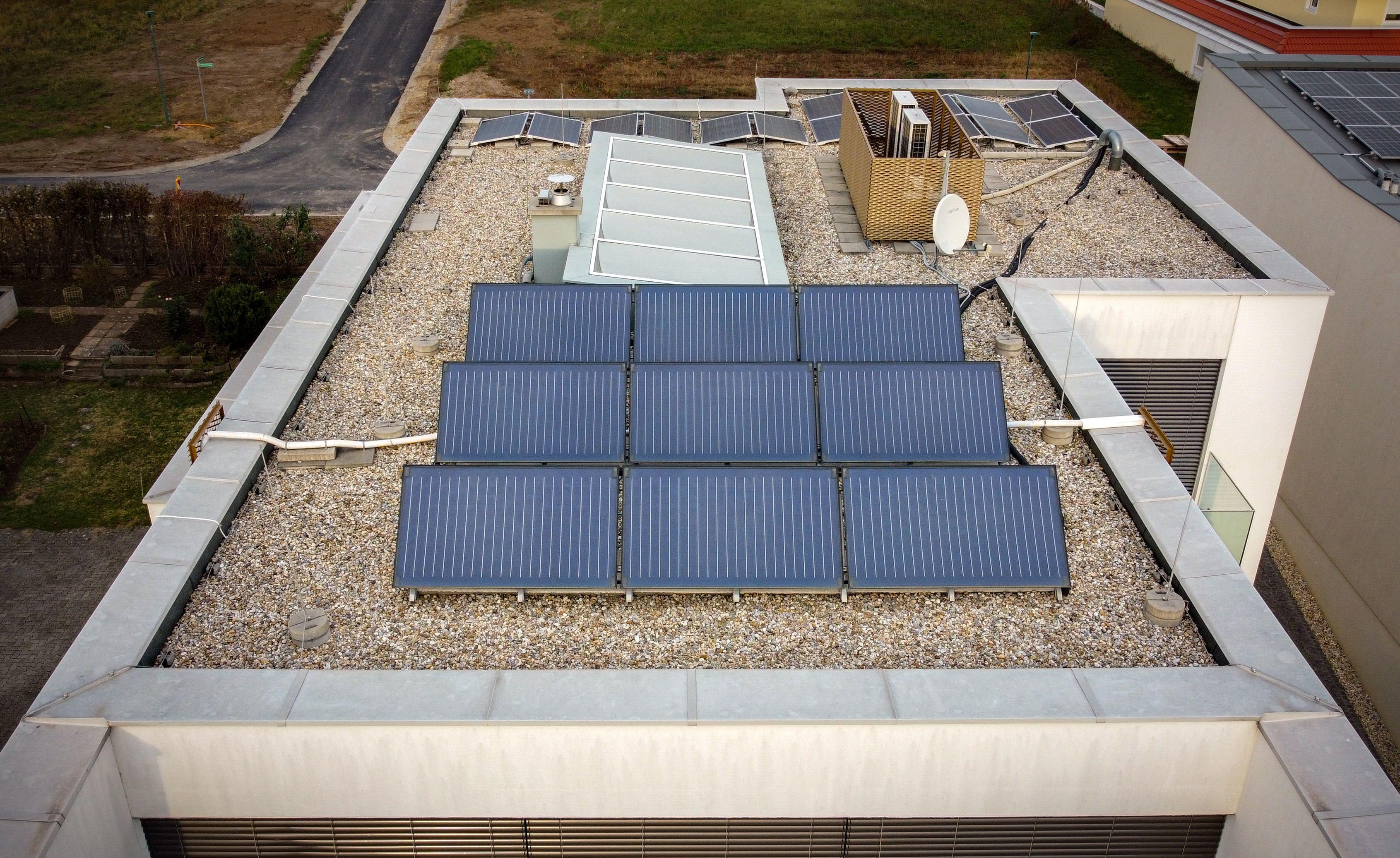Auf dem Dach eines Gebäudes installierte Solarmodule
