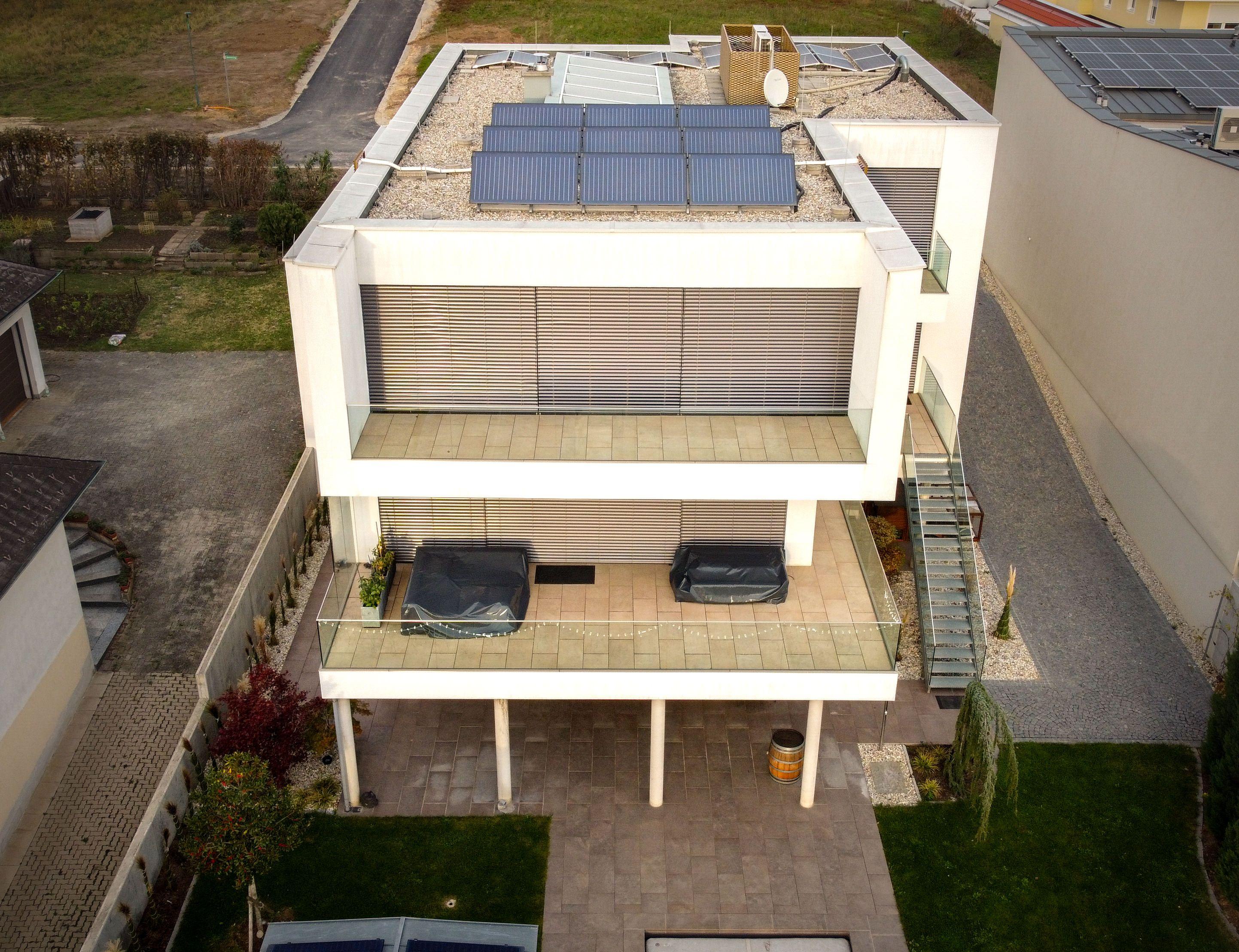 Hausdach mit Solarpaneelen aus der Vogelperspektive