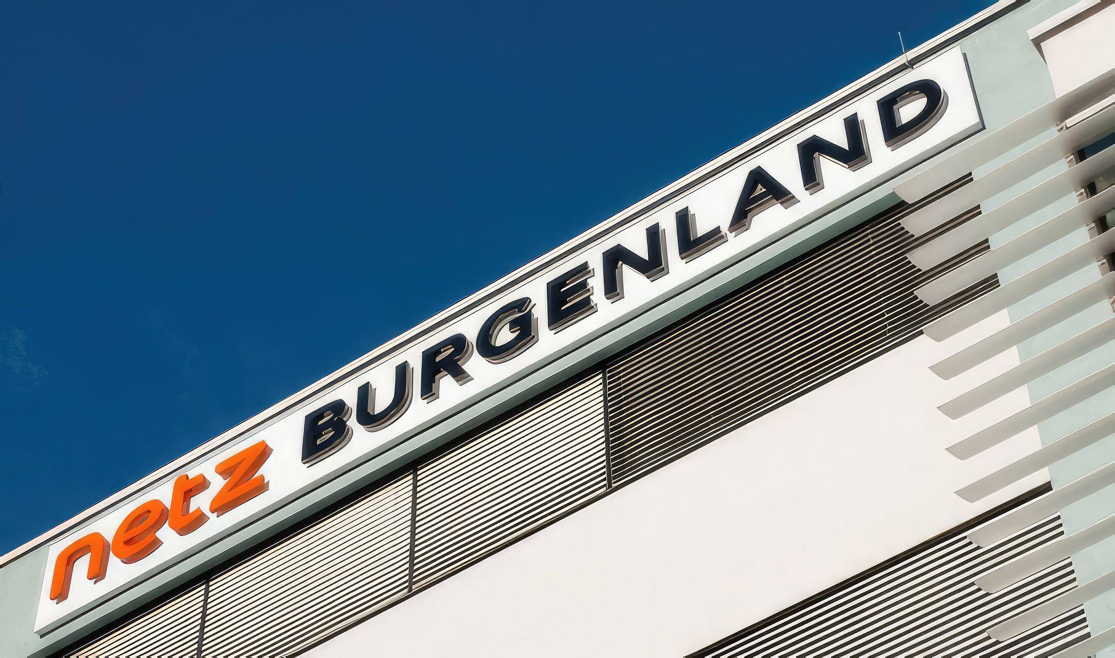 Das Netz Burgenland Logo in Großaufnahme an der Außenfassade eines Gebäudes.
