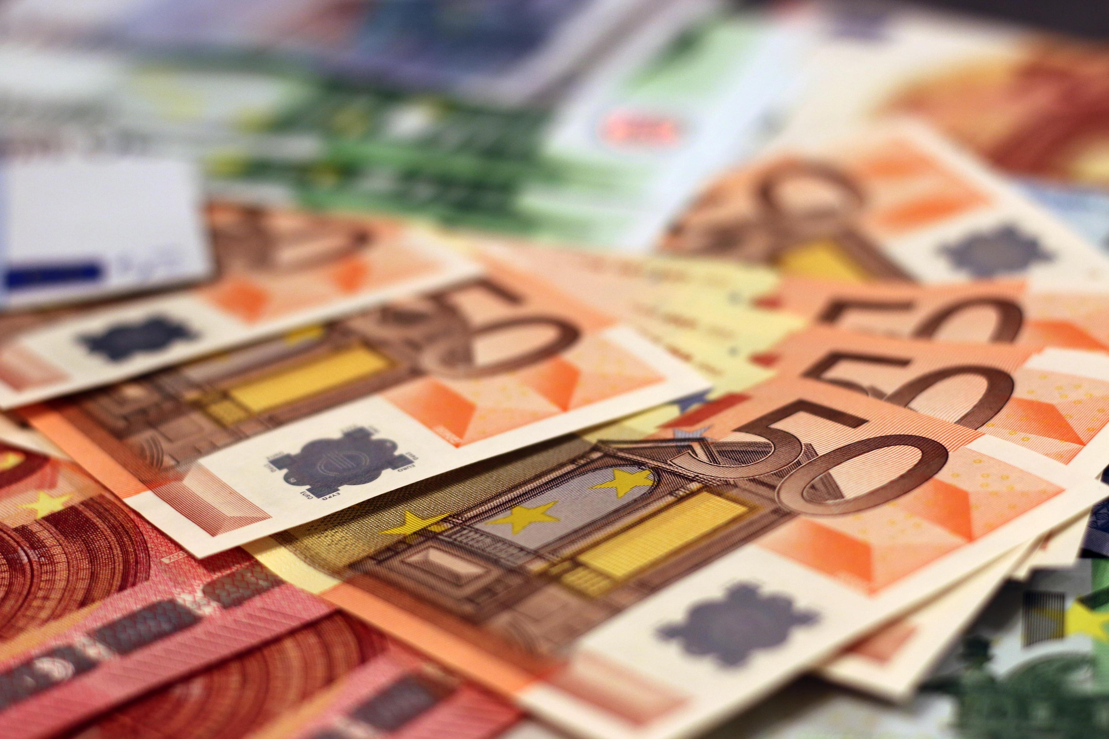 50-Euro-Banknoten fächerförmig angeordnet