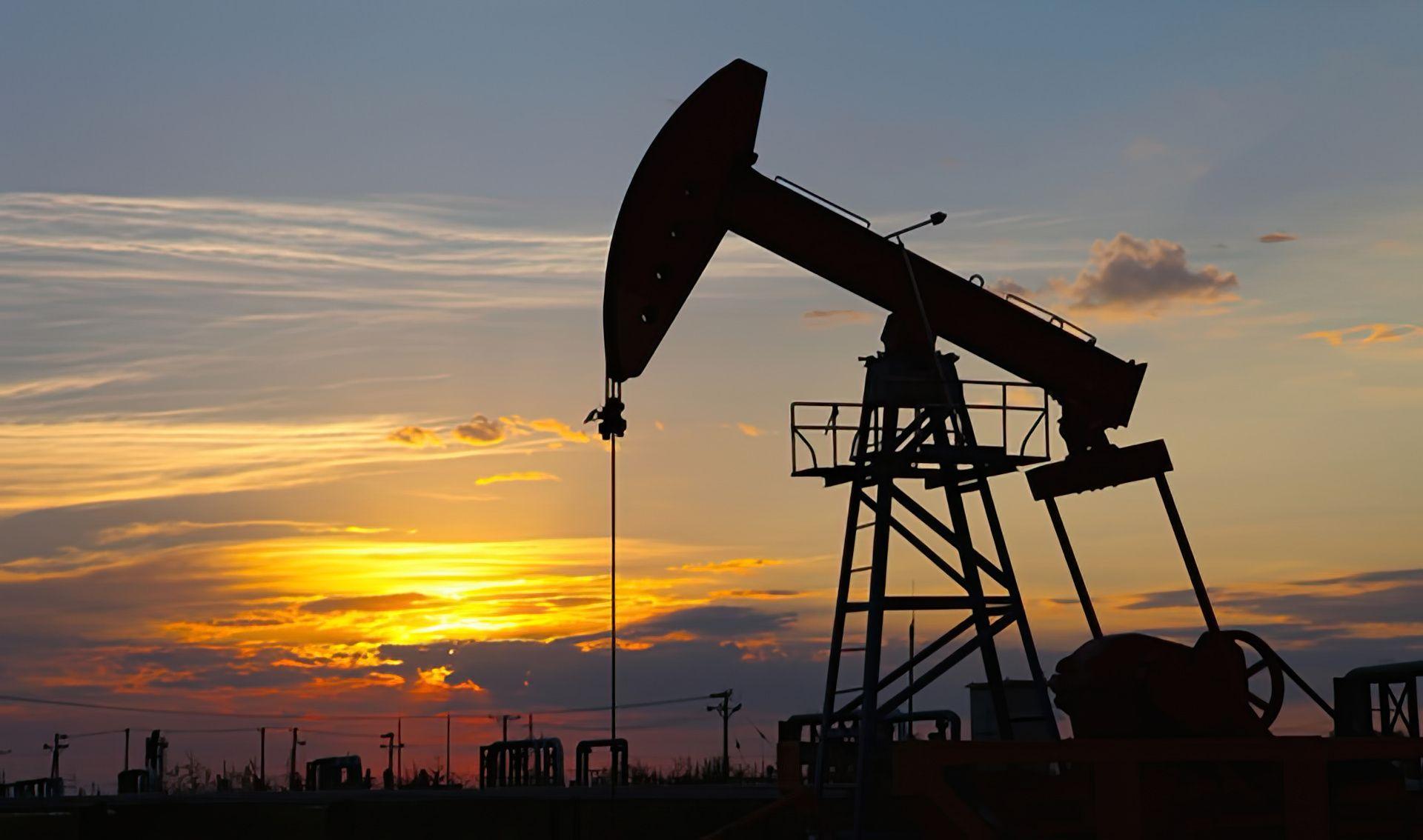 Ölförderanlage im Sonnenuntergang, symbolisch für Energiegewinnung.