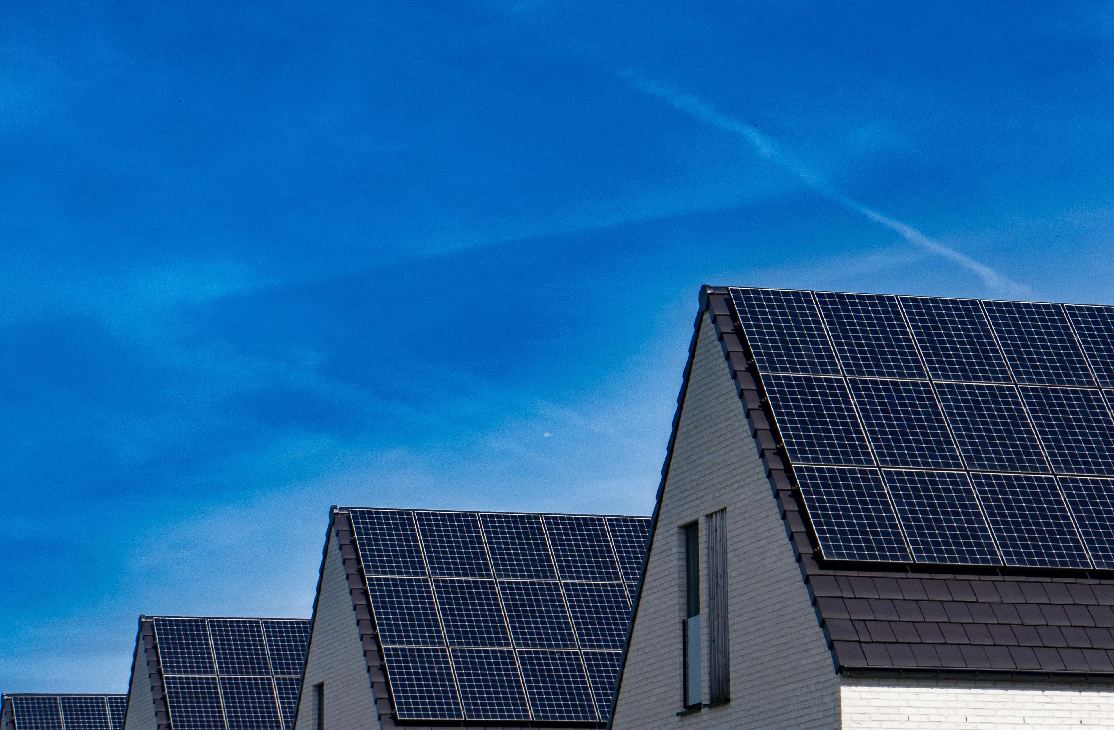 Solarpaneele auf den Dächern von Reihenhäusern